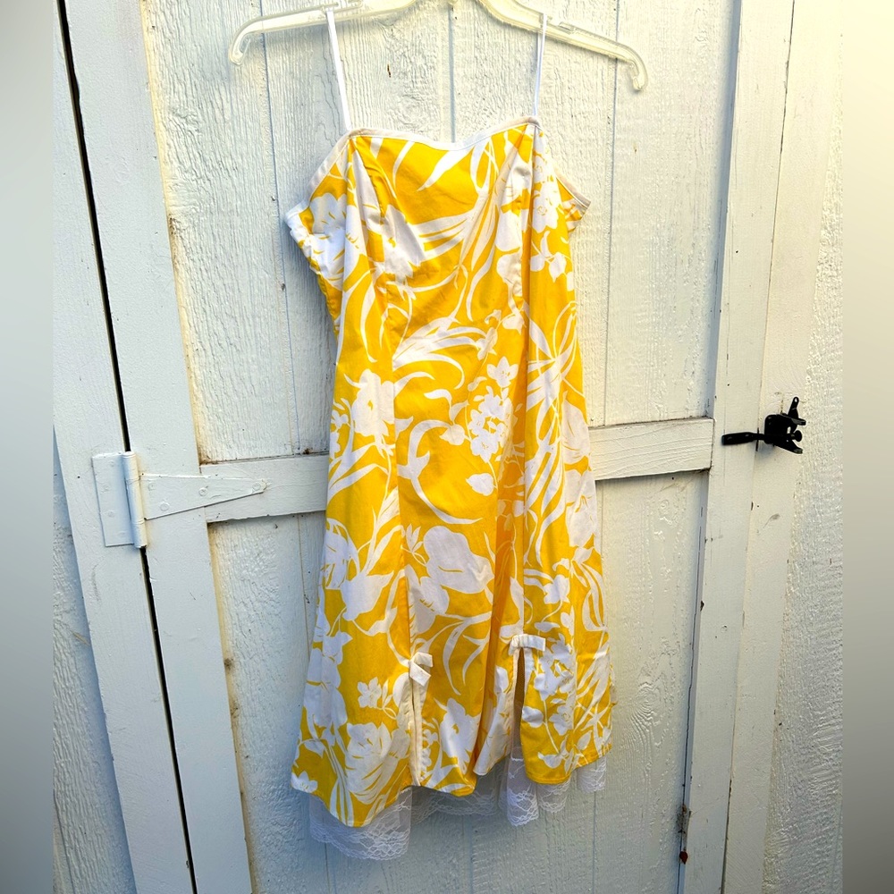 Delightful strapless yellow and white prom, party dress. Lacy crinoline slip.